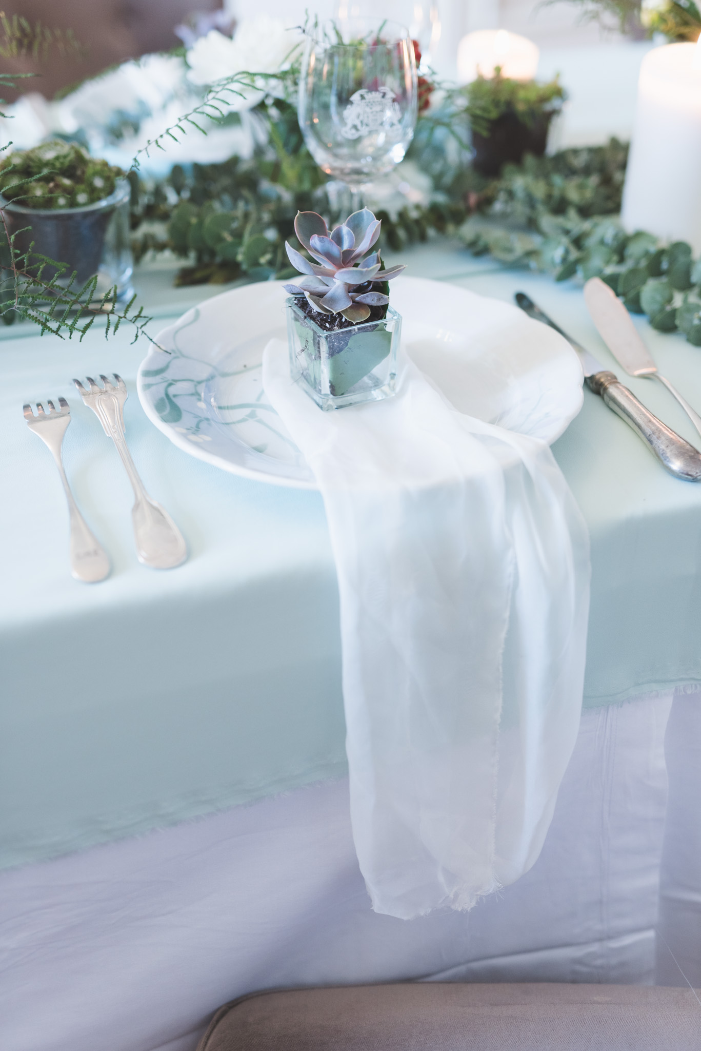 Soliflore et vase de mariage pour centre de table de réception à la déco champêtre chic.