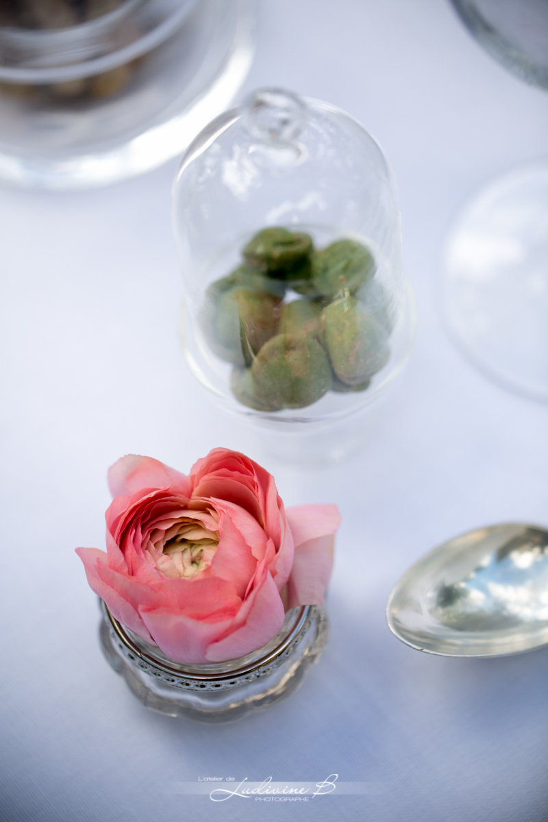 Soliflore et vase de mariage pour centre de table de réception à la déco champêtre chic.