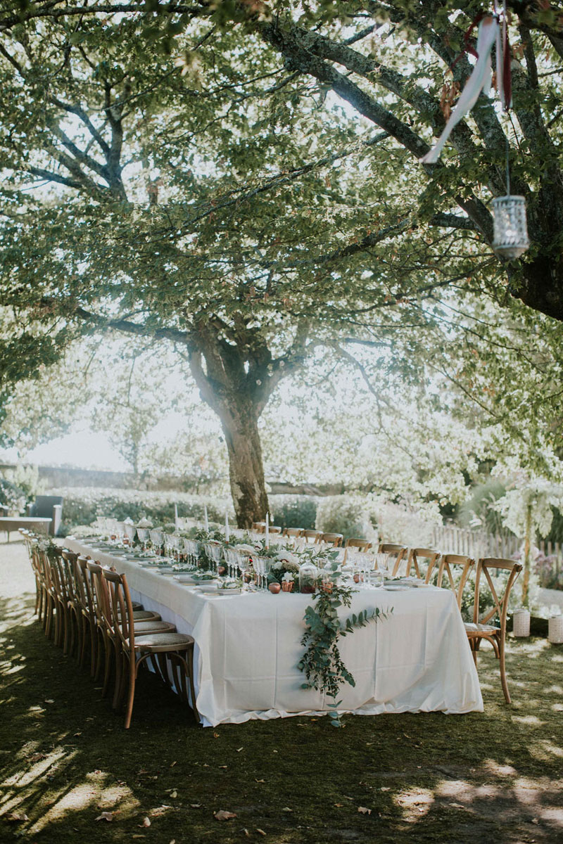 Chemin de table feuillage et végétal en lierre et eucalyptus lors de mariage et événement.