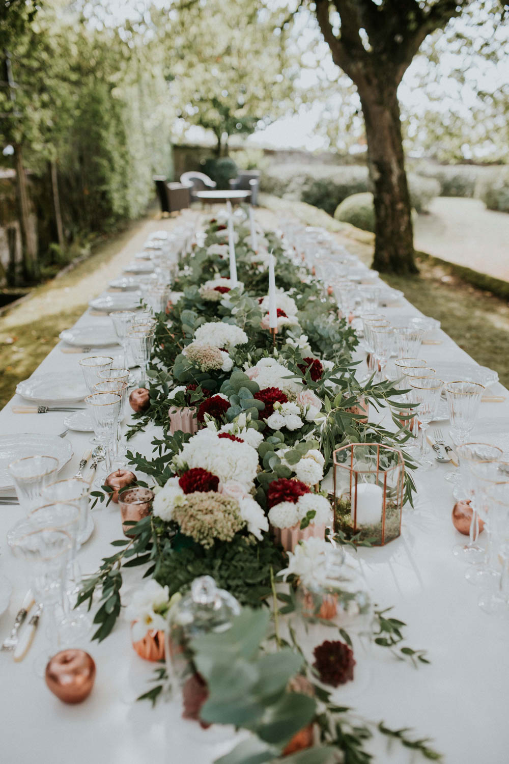 Chemin de table fleuri en fleurs fraîches lors de déco de mariage et événement.
