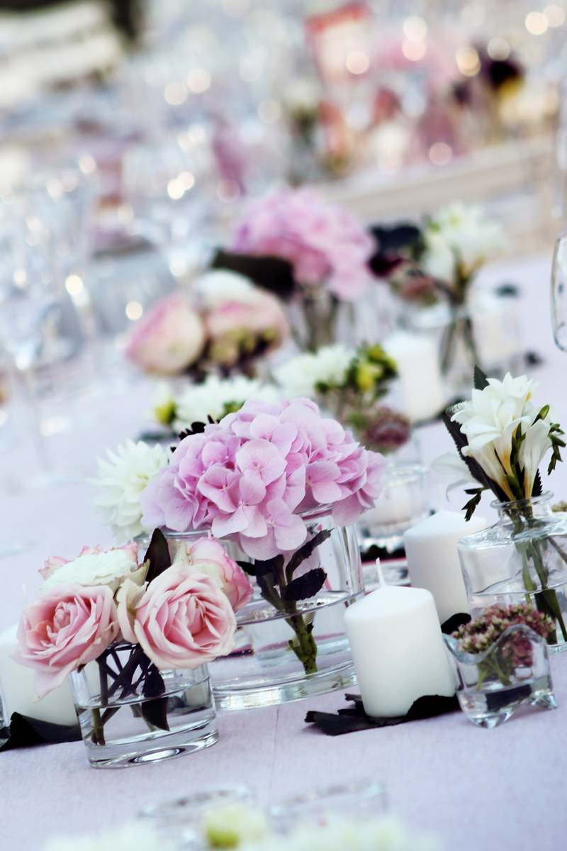 Chemin de table fleuri en fleurs fraîches lors de déco de mariage et événement.