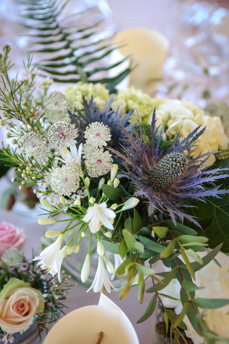 Fleurs de juin de mariage champêtre et à la décoration aux bouquets en astrance.