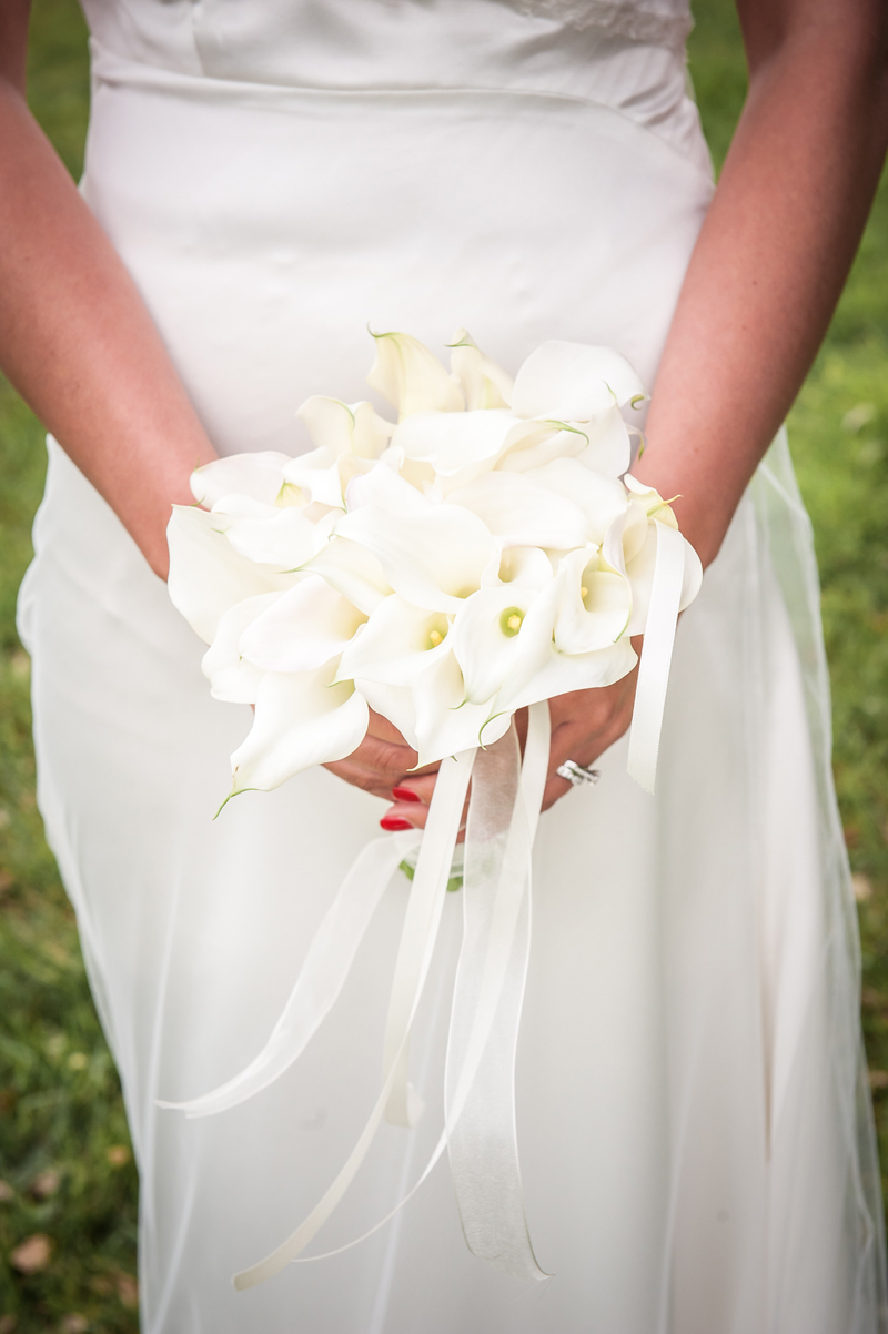 Fleurs de juin de mariage champêtre et à la décoration aux bouquets d'arum blanc et calla.