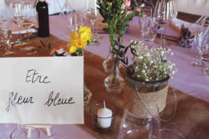 Mariage En Jaune Et Fleur Champêtre Avec Des Bouquets De Salle De Réception Et De Table Chic.