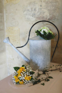 Mariage En Jaune Et Fleur Champêtre Avec Des Bouquets De Salle De Réception Et De Table Chic.
