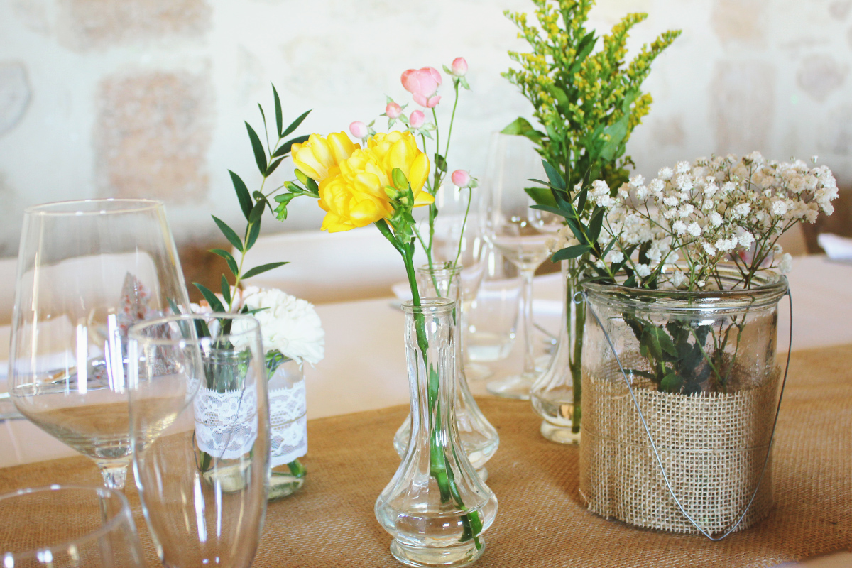 Mariage en jaune et fleur champêtre avec des bouquets de salle de réception et de table chic.