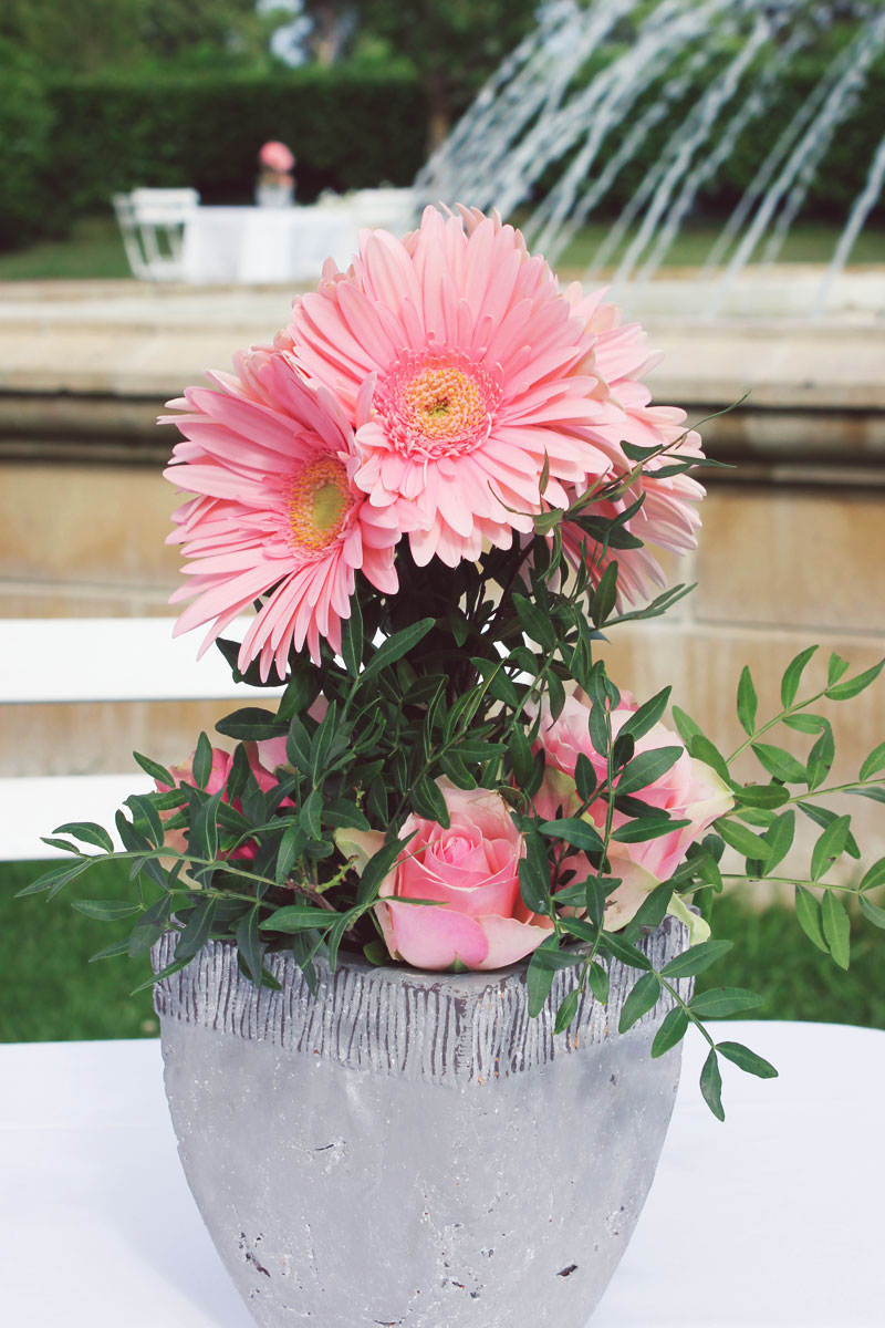 Composition florale en gerbera lors de mariage, anniversaire et réception au bouquet et à la décoration chic.