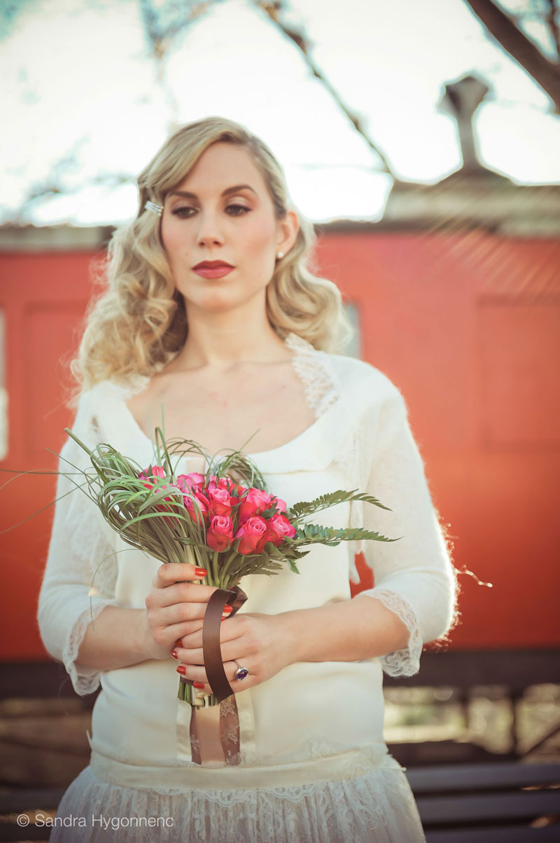 Bouquet de mariée de mariage vintage au thème rétro chic en roses de couleur rouge.