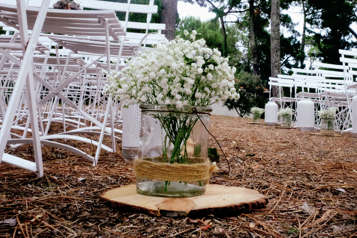 Décoration de mariage en rondin de bois pour cérémonie et réception en fleurs champêtre.
