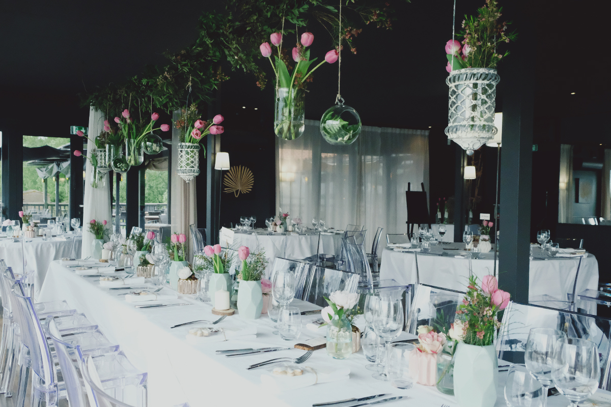Arche de table de mariage de réception à la décoration champêtre, chic et en fleurs.