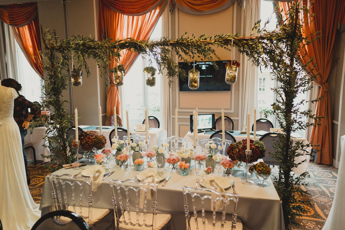 Arche de table de mariage de réception à la décoration champêtre, chic et en fleurs.