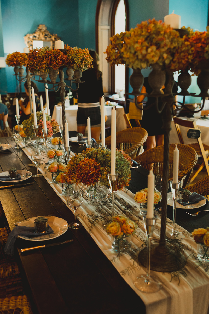 Décoration de table en fleur champêtre chic lors de mariage, événement et réception.