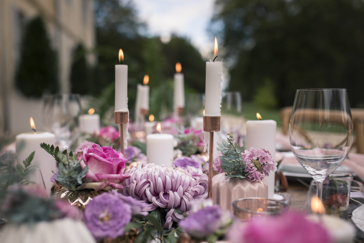 Décoration table rectangulaire mariage, réception et événement en fleur au style chic et simple.