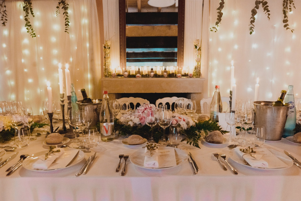 Décoration table rectangulaire mariage, réception et événement en fleur au style chic et simple.