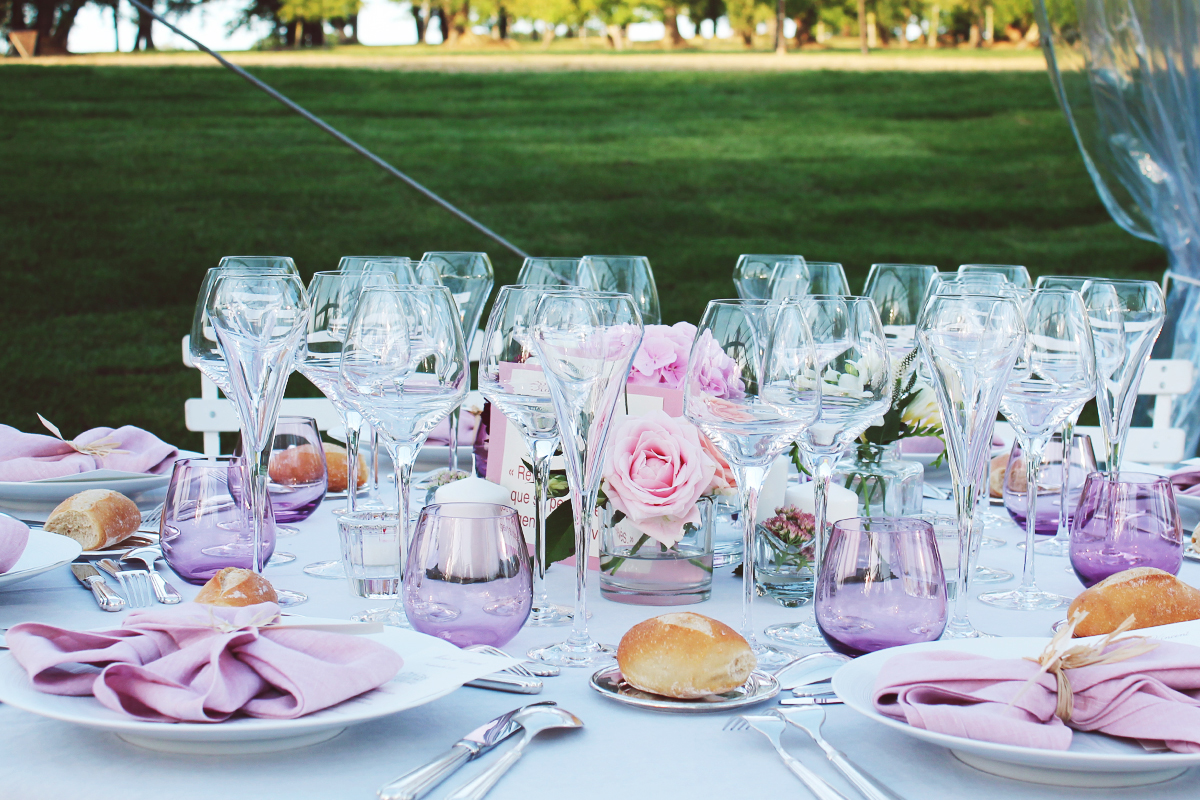 Décoration de table ronde de mariage champêtre et événement chic en fleurs pour salle de réception.