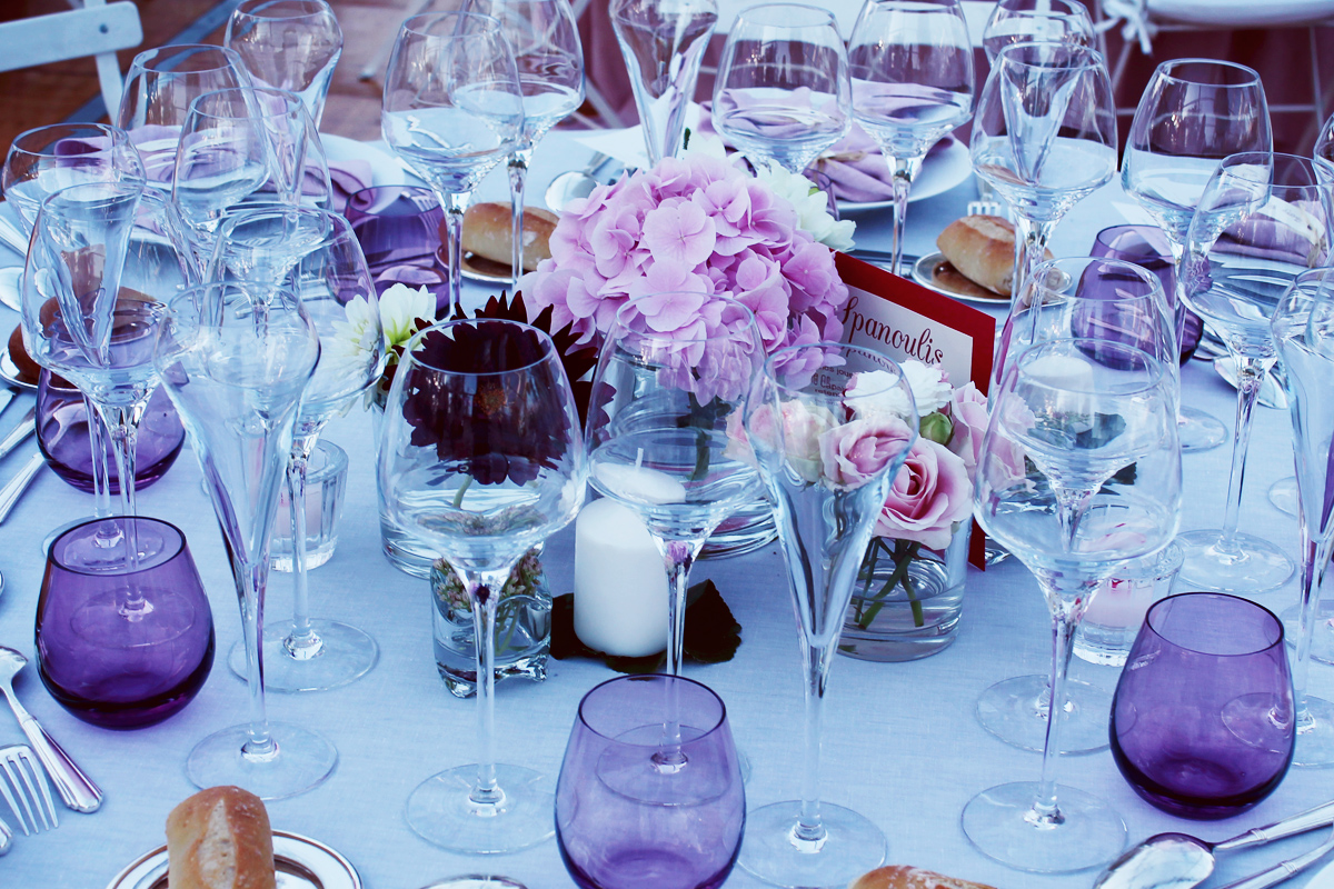 Décoration de table ronde de mariage champêtre et événement chic en fleurs pour salle de réception.