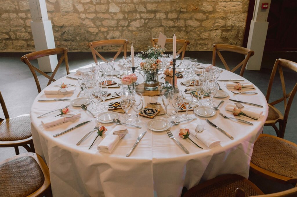 Décoration de Table Ronde de Mariage et Réception Champêtre Chic