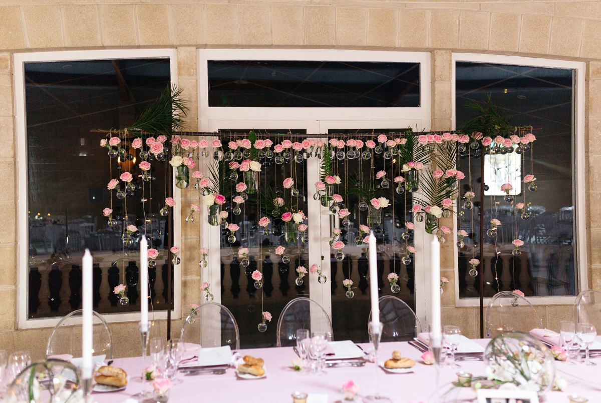 Mur de fleurs et panneau floral de décoration de mariage et événement en rose.