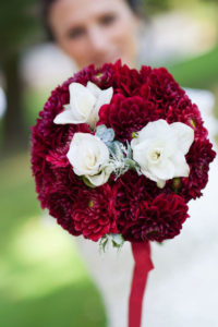 Bouquet De Mariée En Dahlia Rouge Et Fleurs Blanches Lors De Mariage Romantique.