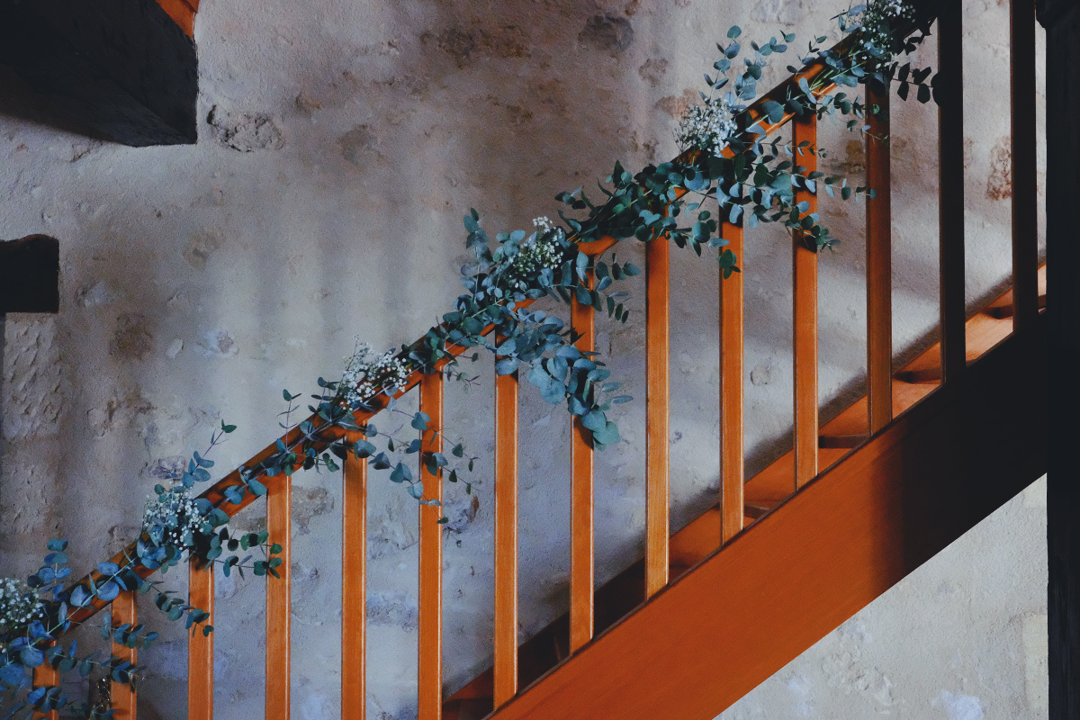 Décoration escalier en fleur de salle de mariage chic et champêtre.