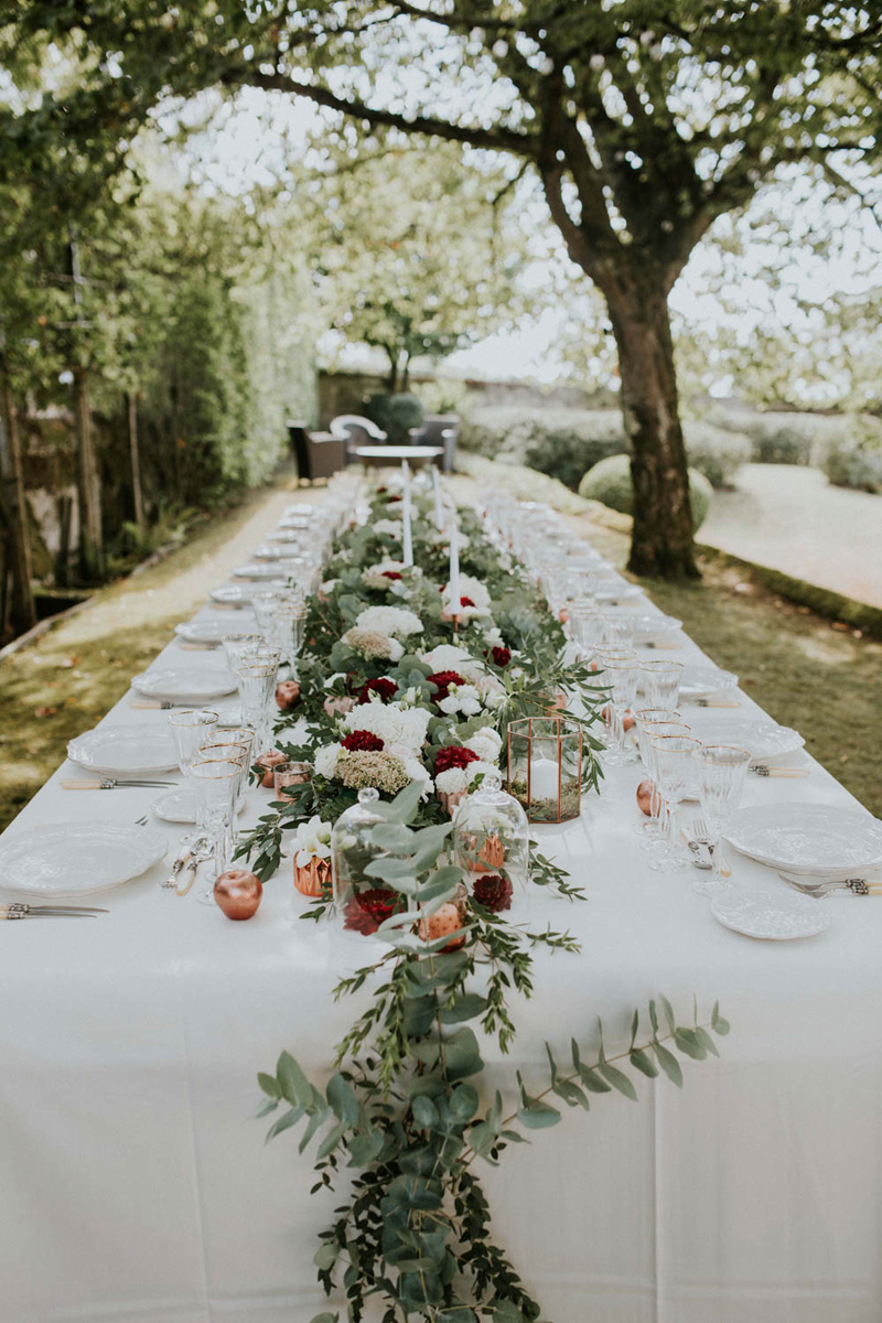 Décoration mariage extérieur avec une table dehors aux bouquet et fleurs chic et bohème.
