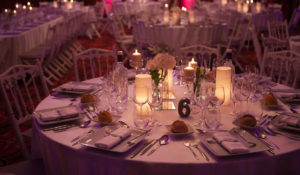 Décoration Des Tables De Mariage En Rouge Et Blanc Lors D'un événement Et Réception De Style Chic.