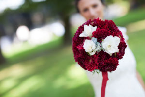 Décoration De Mariage En Rouge Et Blanc Avec Les Fleurs De Dahlia.