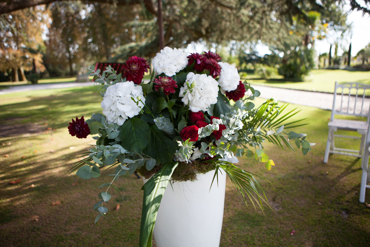 Décoration de mariage en rouge et blanc avec le dahlia et l'hortensia comme fleurs de la composition florale.