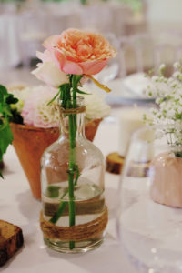 Vase Bouteille En Verre Mariage Et Décoration En Fleur De Rose Champêtre De Centre De Table.