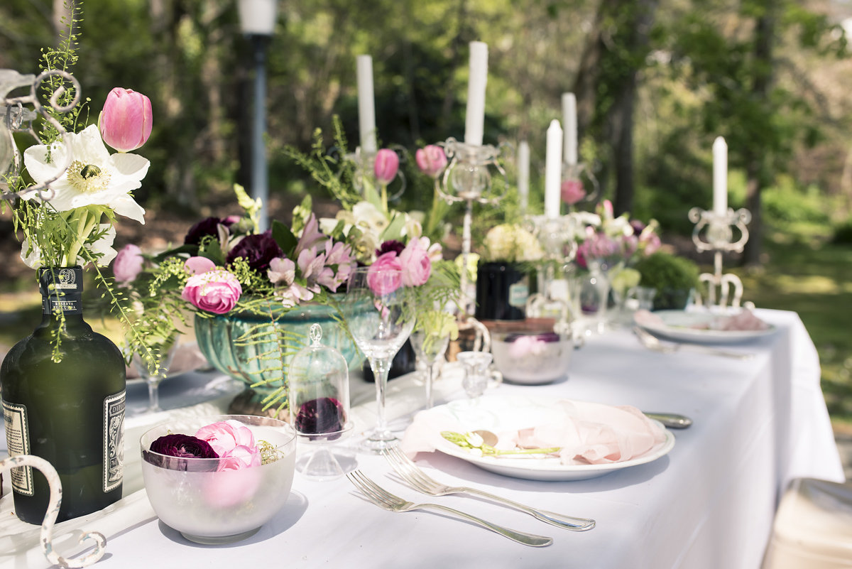 Vase bouteille en verre mariage et décoration en fleur chic et bohème de centre de table.