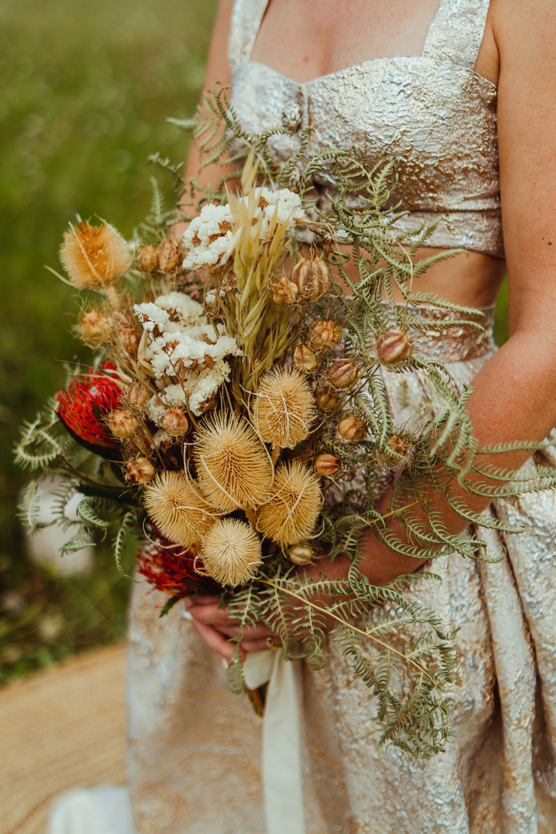 Décoration mariage en fleurs séchées et un bouquet de mariée boho, chic et coloré.