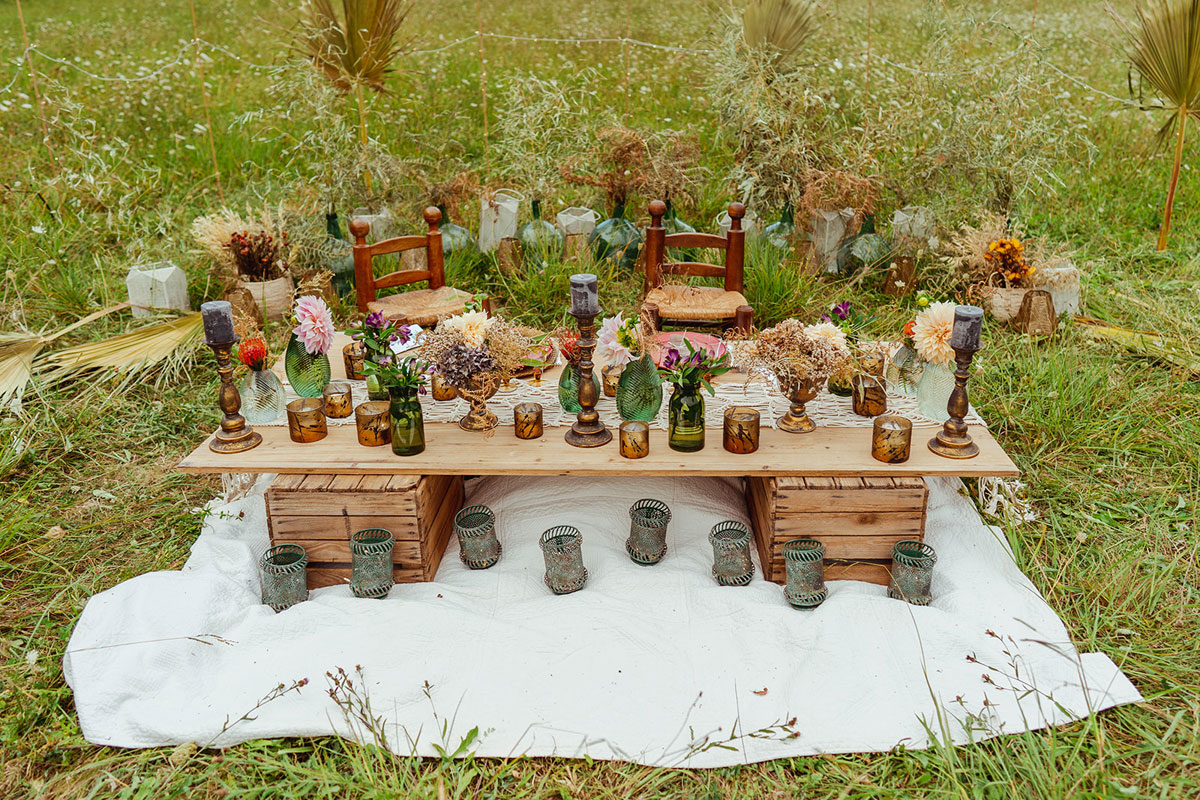 Décoration mariage en fleurs séchées et une table aux centres, bouquets et compositions florales chic, bohème et naturel.