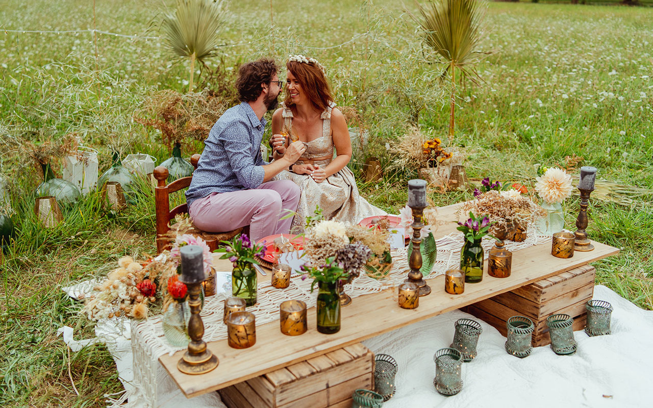 Décoration mariage en fleurs séchées idéal sur l'été et l'automne lors de réception et dîner dans un jardin.