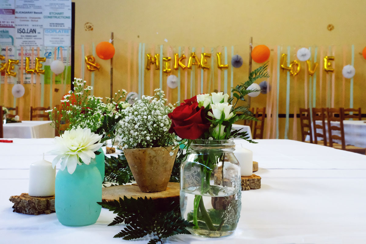 Décoration de mariage au fronton et trinquet du Pays Basque à Hélette pour des fleurs d'événement.