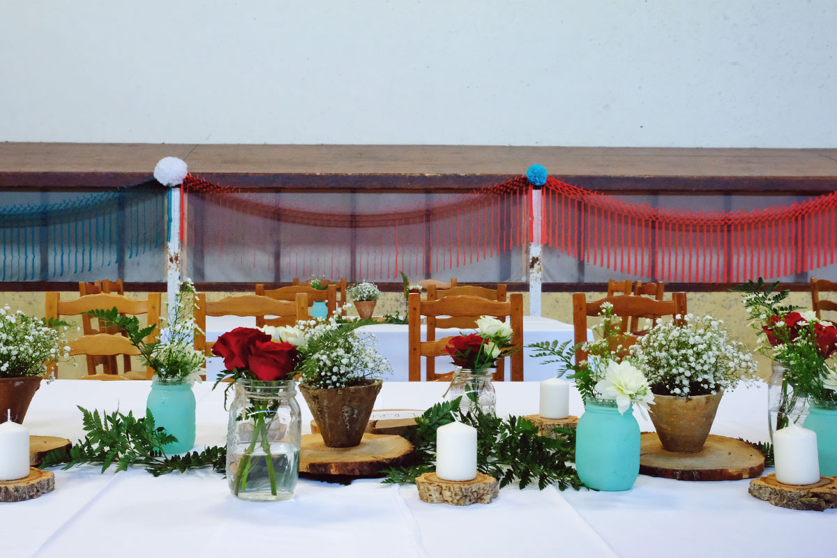 Décoration de mariage au fronton et trinquet du Pays Basque à Hélette pour des fleurs d'événement.