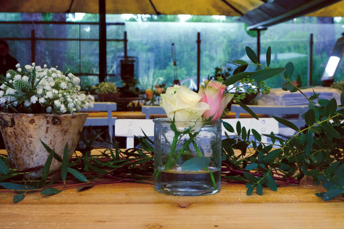 Décoration mariage nature chic au mois d'octobre au cap ferret avec cette composition florale de table.