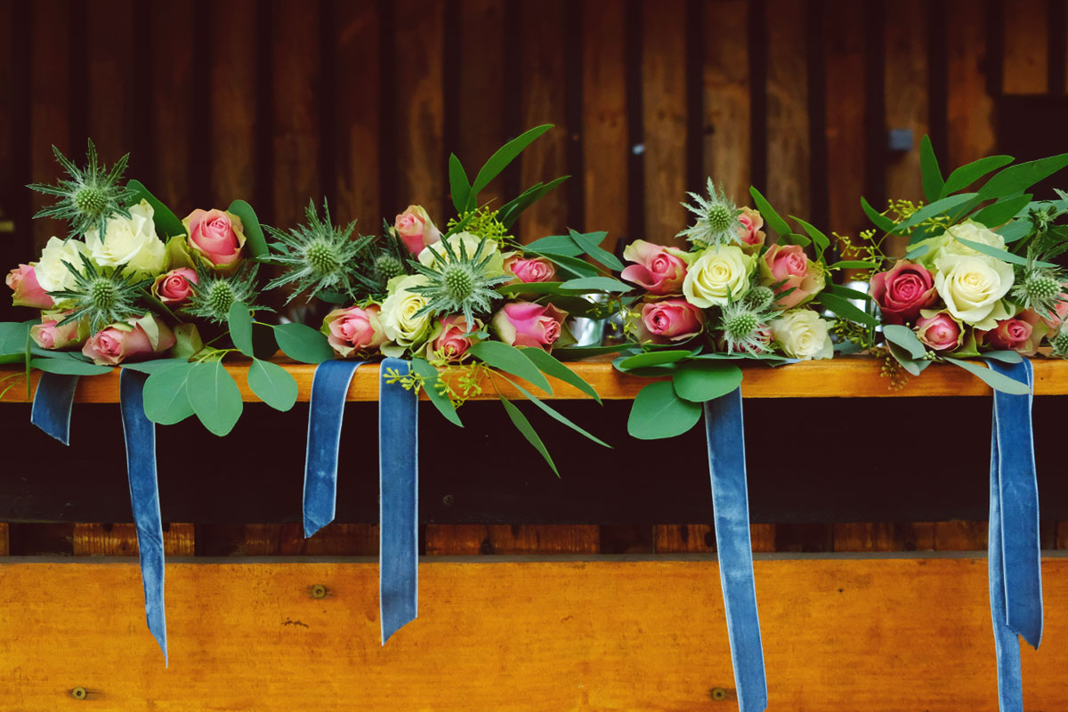 Décoration mariage nature chic au mois d'octobre au cap ferret avec ces bouquets de demoiselles d'honneur.
