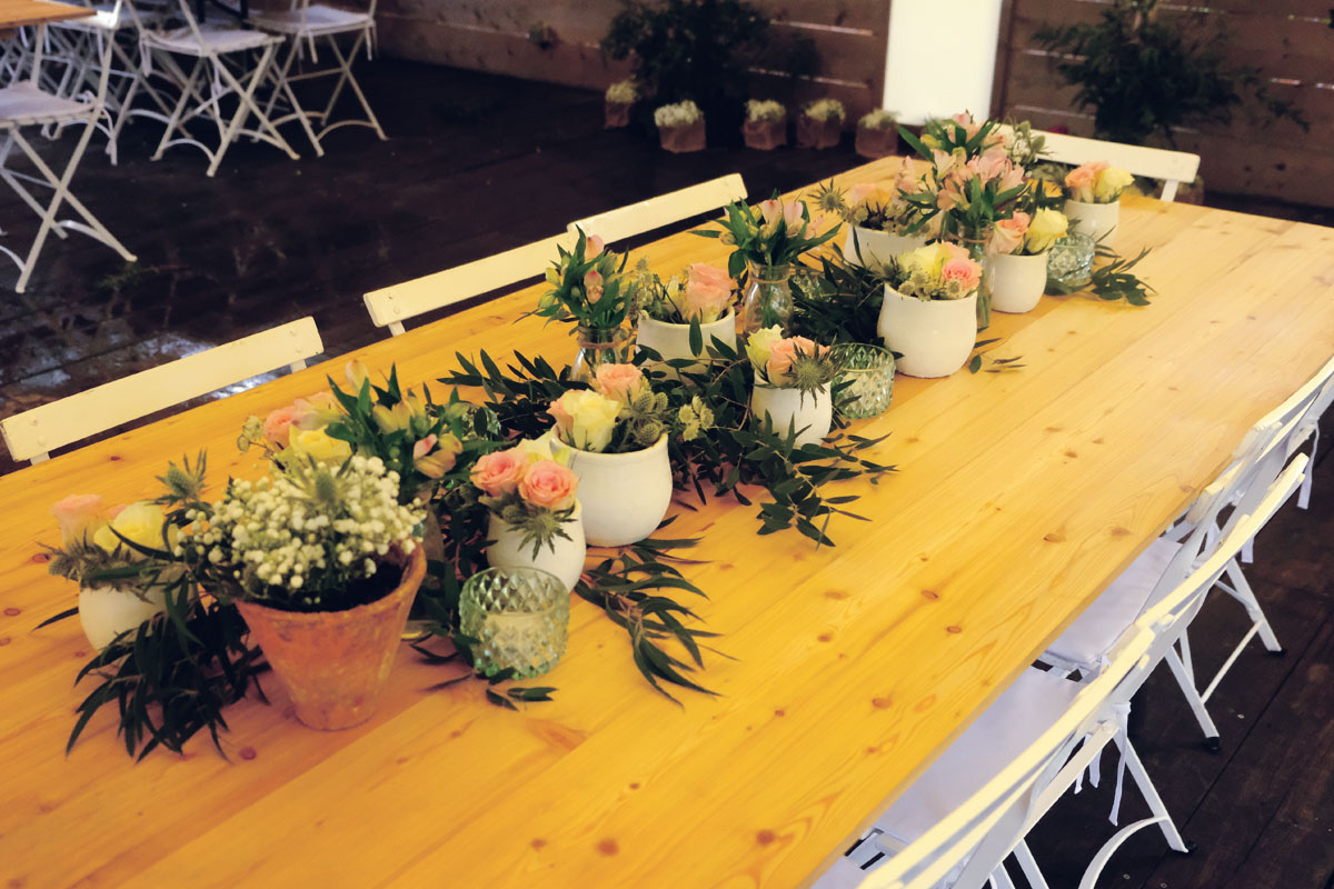 Décoration mariage nature chic au mois d'octobre au cap ferret avec les bouquets de fleurs de réception.