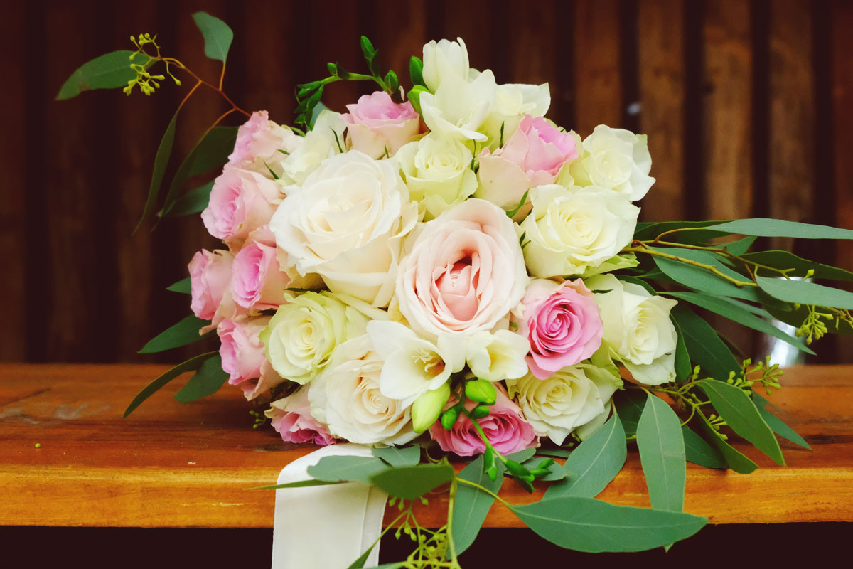 Décoration mariage nature chic au mois d'octobre au cap ferret avec ce bouquet de mariée champêtre.