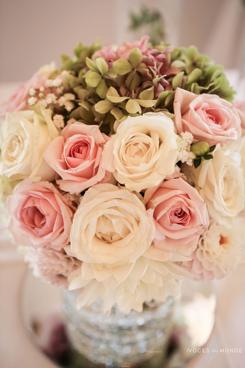 Un centre de table de mariage romantique avec la rose comme fleur d'avril et de printemps.