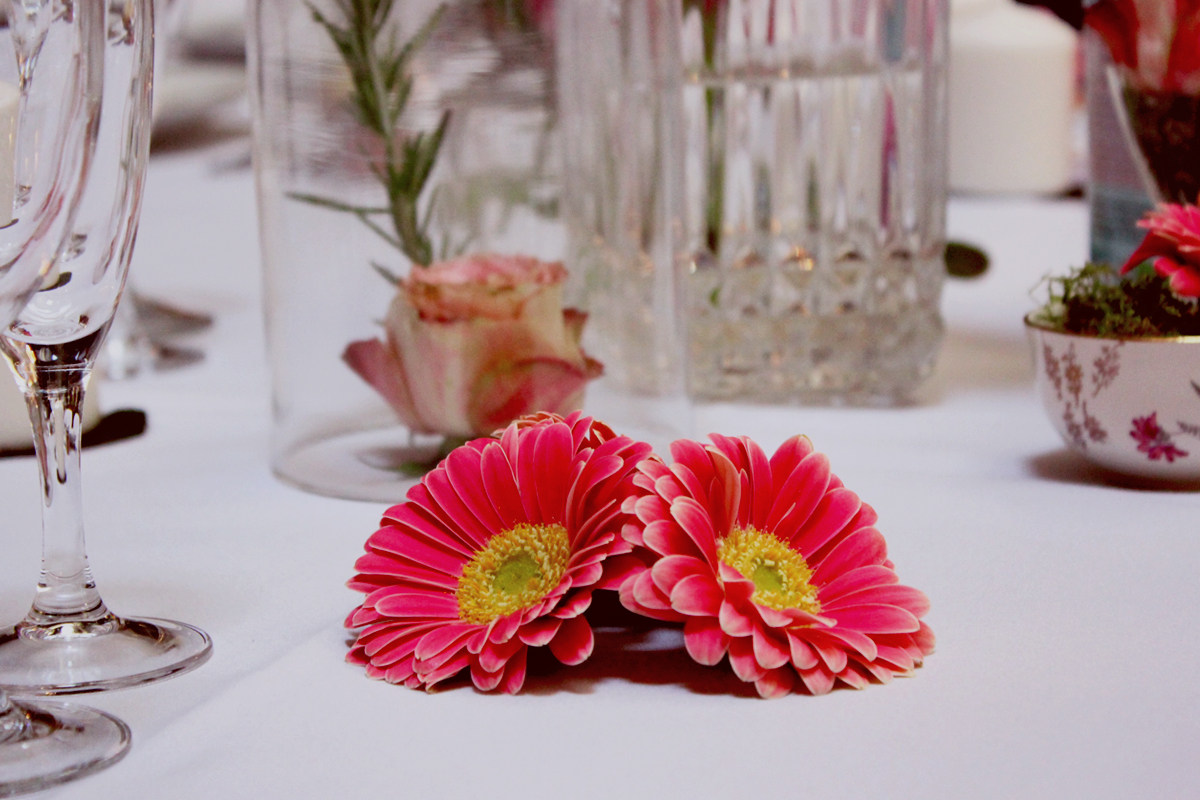 Une composition florale de mariage en avril avec la gerbera rose.