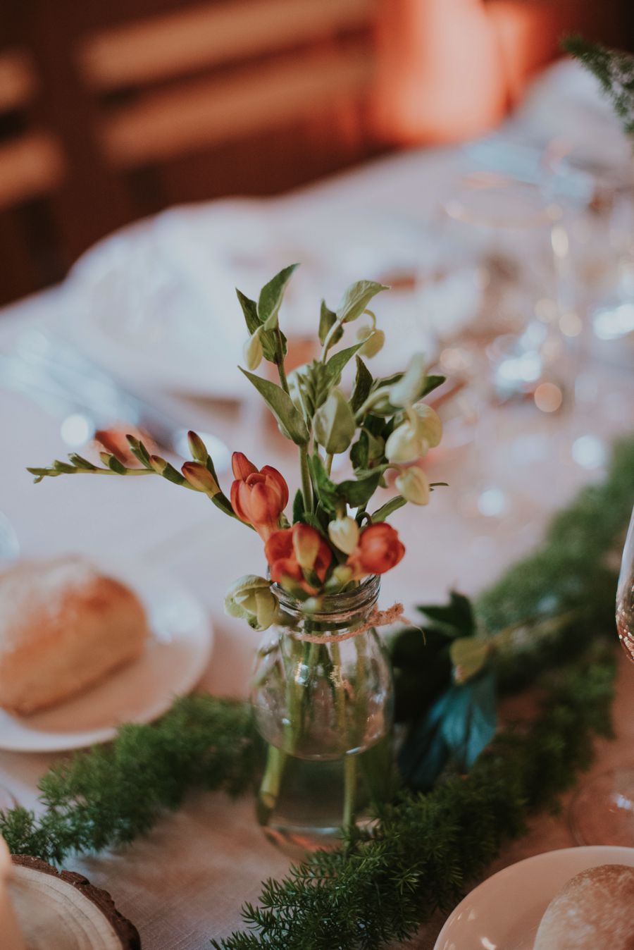Décoration de table de mariage en avril avec la freesia comme bouquet végétal au thème nature chic.