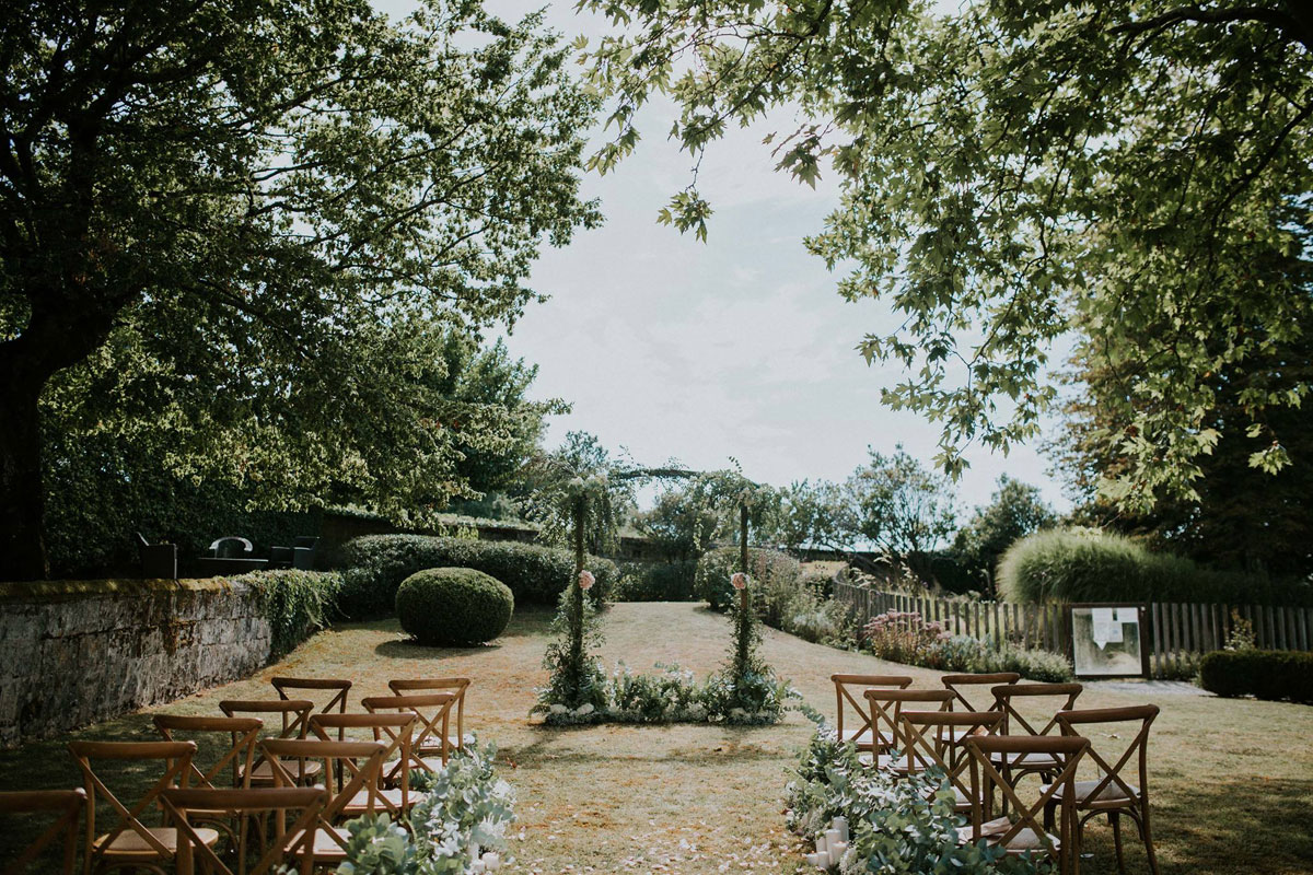 Décoration de cérémonie de mariage en feuillage d'eucalyptus dans un jardin de Bordeaux et de Gironde en Aquitaine.