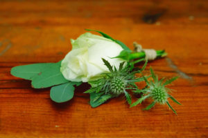 Décoration En Fleurs De Boutonnière De Mariage Simple De Couleur Vert Et Blanc.