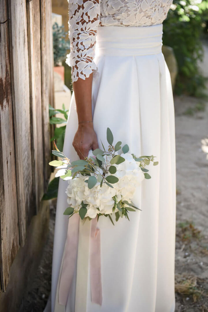 Décoration florale bohème lors d'un mariage blanc en hortensia.