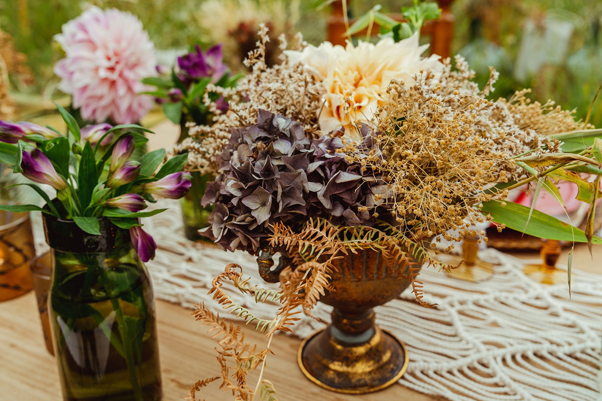 Décoration de mariage au thème bohème en hortensia et fleurs séchées.