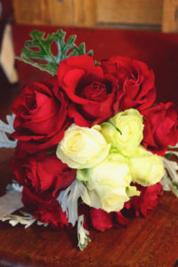 Bouquet De Mariée Romantique En Fleurs Rouge Et Blanche à Noël.