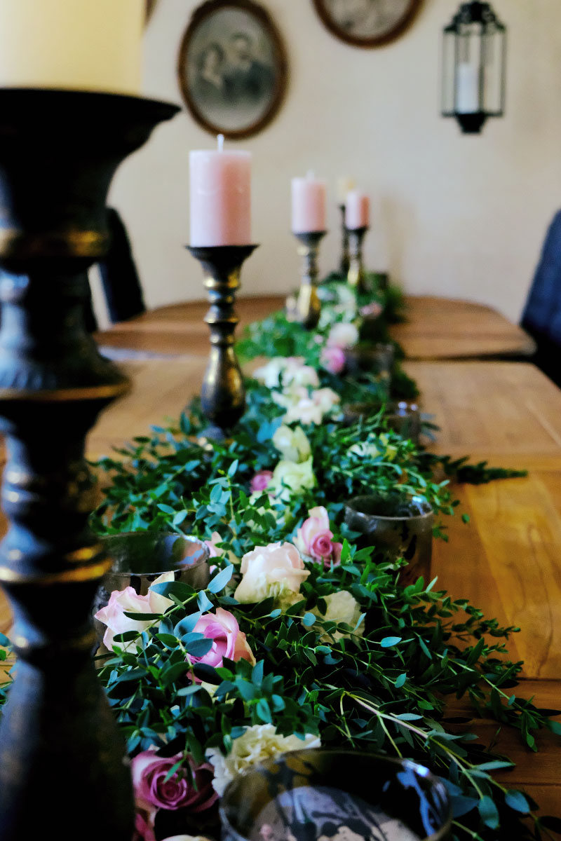 Centre de table de mariage à Noël avec du feuillage d'eucalyptus de couleur verte.