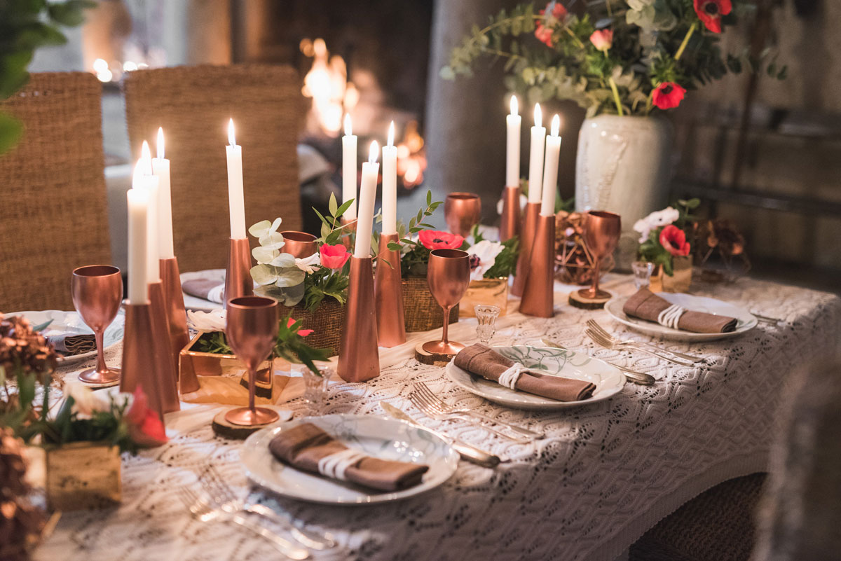 Centre de table à Noël chic et original en fleur sur le thème cuivre.