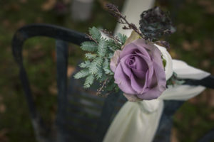 Fleur Pour Chaise De Cérémonie De Mariage En Forêt.